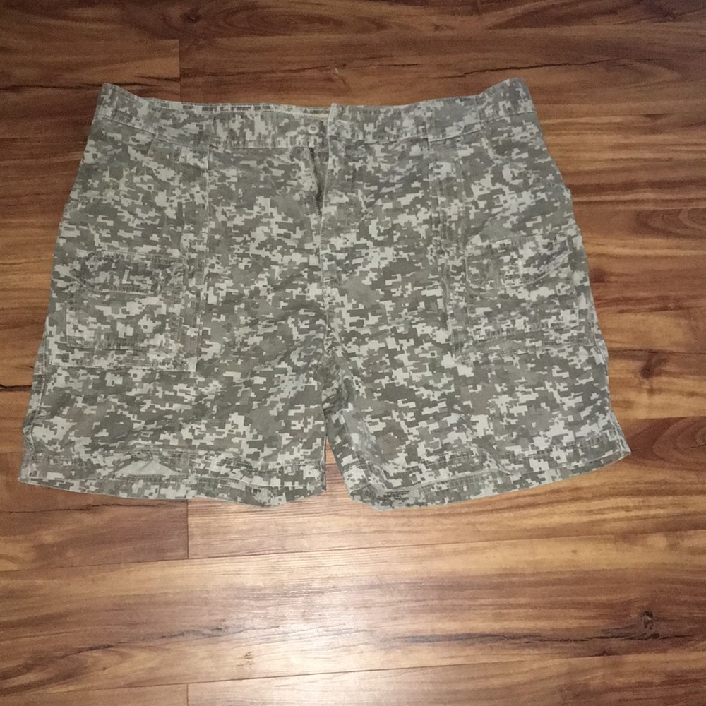 Cabela’s Geometric Camp short